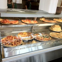 6/28/2012 tarihinde William K.ziyaretçi tarafından Bell&#39;s Greek Pizza'de çekilen fotoğraf