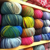 Das Foto wurde bei Hill Country Weavers von emily k. am 10/22/2011 aufgenommen