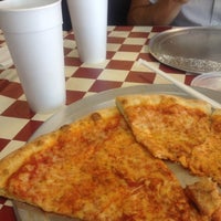 Foto tomada en Bambino&amp;#39;s East Coast Pizzeria  por Sunshine D. el 7/30/2012