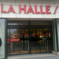 รูปภาพถ่ายที่ La Halle Mode &amp;amp; Accessoires โดย Pierre T. เมื่อ 9/7/2011