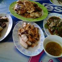 Photo taken at ส้มตำ ไก่หมุน 5 ราว (Thai Spicy Salad &amp;amp; Grilled Chicken) by Kizzy N. on 11/14/2011