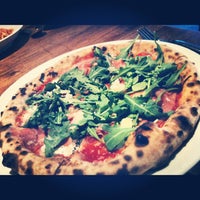 Снимок сделан в Novo Pizzeria &amp;amp; Wine Bar пользователем KC C. 6/24/2012
