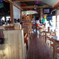 รูปภาพถ่ายที่ Hooters โดย Tom J. เมื่อ 6/22/2012