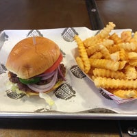 Foto tirada no(a) Grindhouse Killer Burgers por Michele W. em 5/14/2012