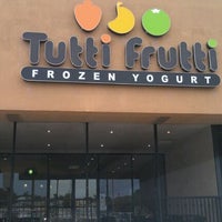 Photo taken at Tutti Frutti Frozen Yogurt by Otis A. on 11/10/2011