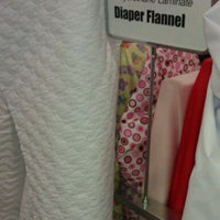 Foto tirada no(a) Fabric Depot por Vicki H. em 3/23/2012