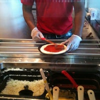 รูปภาพถ่ายที่ Pie Five Pizza โดย Dennis Y. เมื่อ 6/2/2012