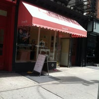 4/28/2012 tarihinde Hallie G.ziyaretçi tarafından Benefit Cosmetics Boutique'de çekilen fotoğraf