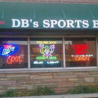 รูปภาพถ่ายที่ DB&amp;#39;s Sports Bar โดย Dewayne G. เมื่อ 5/4/2012