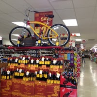 Foto diambil di Marketview Liquor oleh Scott pada 3/22/2012