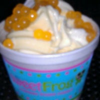 Foto tomada en Sweetfrog Premium Frozen Yogurt  por Bryan D. el 5/16/2012