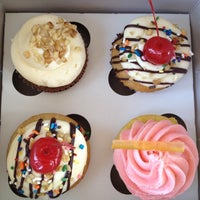 รูปภาพถ่ายที่ Over the Rainbow Desserts โดย Julie P. เมื่อ 4/6/2012