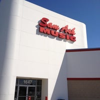 Foto tirada no(a) Sam Ash Music Store por T-Bone C. em 3/3/2012