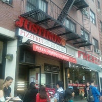 Foto diambil di Justino&#39;s Pizzeria oleh Natalie M. pada 9/5/2012