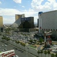 Foto tirada no(a) Tropicana Las Vegas por Michelle T. em 7/21/2012