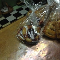 Foto tomada en Sweet Treats Bakery  por Brian el 7/27/2012
