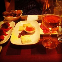 Foto tomada en Wine:30  por Farrah B. el 6/27/2012