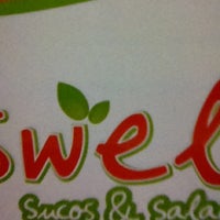 Foto tirada no(a) Swell Sucos e Saladas por Adriana J. em 3/4/2012