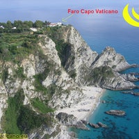 Das Foto wurde bei Faro Capo Vaticano von CAPO VATICANO CALABRIA am 2/10/2012 aufgenommen