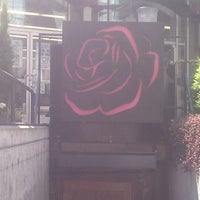 รูปภาพถ่ายที่ Pink Rose โดย Paul C. เมื่อ 4/14/2012