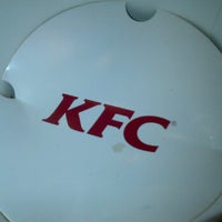 รูปภาพถ่ายที่ KFC โดย Lawrence J. เมื่อ 3/18/2012