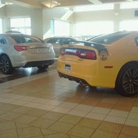 Photo prise au Parkway Chrysler Dodge Jeep Ram par Stevi B&amp;#39;s C. le8/6/2012