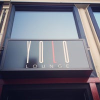 รูปภาพถ่ายที่ YOLO Lounge โดย Sam C. เมื่อ 8/16/2012