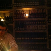 6/8/2012 tarihinde Erin L.ziyaretçi tarafından Ara Wine Bar'de çekilen fotoğraf