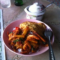 Photo taken at ร้านอาหารตามสั่งปากซอยธารา8 by A S. on 3/1/2012