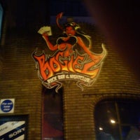 Foto tomada en Bogiez Rock Bar &amp; Nightclub  por Chris M. el 11/10/2011