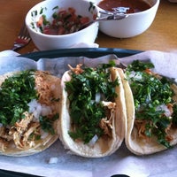 Foto diambil di Tacos Locos oleh Tad P. pada 6/6/2011