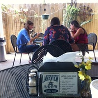 Foto tomada en Lakeview Brew Coffee Cafe  por Randie P. el 6/11/2012