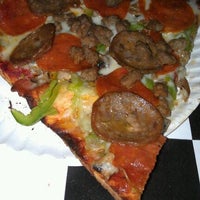 Foto diambil di Teak &amp;amp; Charlie&amp;#39;s Jersey Girl Pizza oleh Yari pada 12/11/2011