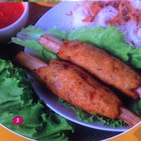 Photo taken at ทานตะวัน อาหารเวียดนาม Top&amp;#39;s โชคชัย 4 by KUKED on 11/9/2011