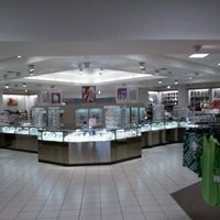 Foto scattata a Lakeshore mall da Tracy T. il 5/16/2012