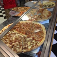 รูปภาพถ่ายที่ Lenny&amp;#39;s Pizza &amp;amp; Pasta โดย John H. เมื่อ 7/24/2012