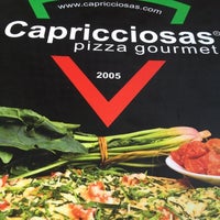 Foto scattata a Capricciosas pizza gourmet da Cecy R. il 6/14/2012