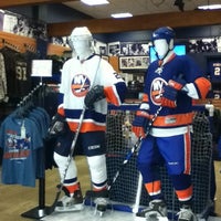 3/5/2011 tarihinde AKiKOziyaretçi tarafından New York Islanders Team Store'de çekilen fotoğraf