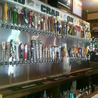Foto tomada en Woodshed Grill and Brew Pub  por Keiara M. el 5/4/2012