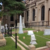 รูปภาพถ่ายที่ Trinity Episcopal Cathedral โดย Kris B. เมื่อ 6/17/2012