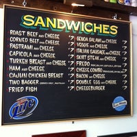 Foto scattata a Lucky&amp;#39;s Sandwich Company da Onekea O. il 6/12/2011