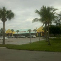 Foto tirada no(a) Outlet Mall in Sanibel/Ft. Myers por J&amp;#39;s Everyday Fashion em 10/27/2011