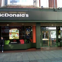 รูปภาพถ่ายที่ McDonald&amp;#39;s โดย Steve S. เมื่อ 10/11/2011