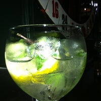 Снимок сделан в La Ruleta Gin Tonic Bar Madrid пользователем David B. 1/17/2012