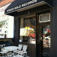 Снимок сделан в Fool&amp;#39;s Gold Records Store пользователем Jayson H. 5/11/2012