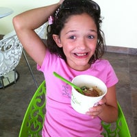 Foto tomada en BlissKiwi Frozen Yogurt  por Angie VanderMaten T. el 7/28/2011