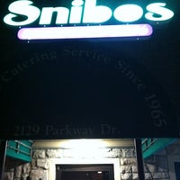 Foto diambil di Snibo&amp;#39;s Sportsbar and Cafe oleh MIKE M. pada 1/28/2011