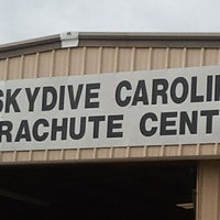 รูปภาพถ่ายที่ Skydive Carolina โดย Samantha P. เมื่อ 11/13/2011