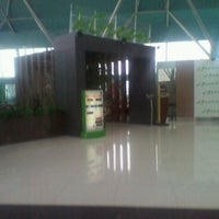 Photo taken at De Green Executive Lounge by Roni F. on 6/4/2012