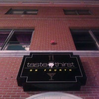 รูปภาพถ่ายที่ Taste &amp; Thirst โดย James H. เมื่อ 1/7/2012